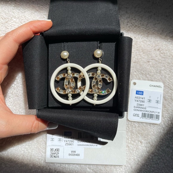 Chanel Crystal CC pearl hoop earrings 18B - Picture 3 of 6